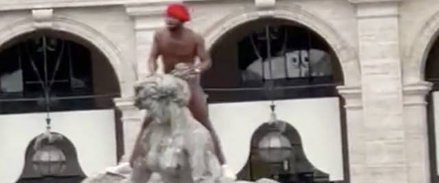 straniero nudo nella fontana