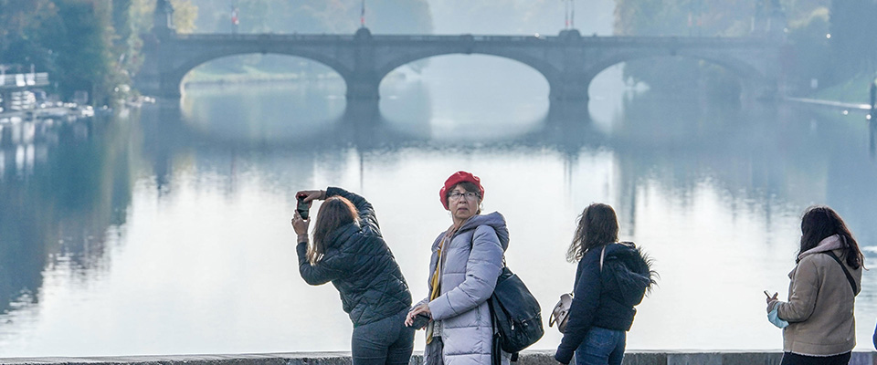 Effetto variante Omicron del covid sul turismo, con nuove restrizioni e tamponi obbligatori per viaggiare in Europa in alcuni Paesi