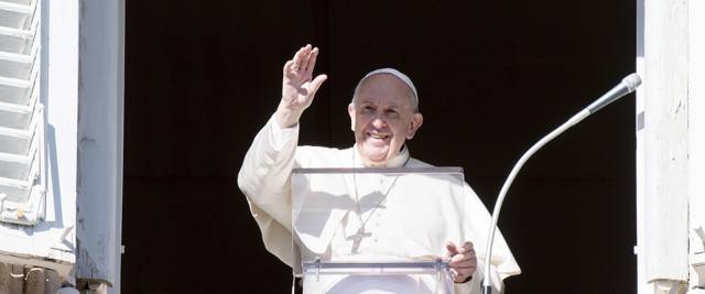 Papa Bergoglio celebra i fidanzati che si amano, la famiglia tradizionale e tuona contro l'inverno demografico nel corso dell'Angelus