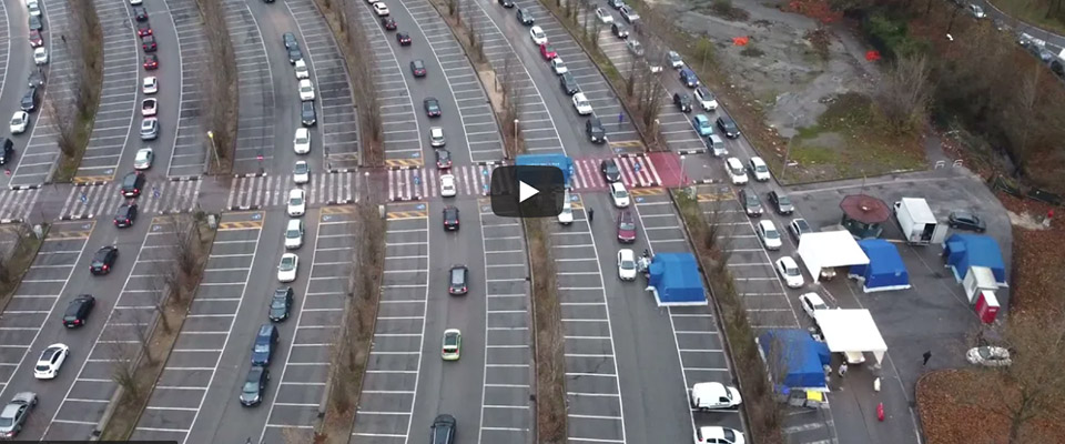 Vigilia di Natale in coda per i tamponi. Oggi a Milano e in tutta Italia già dal mattino presto le attese ai drive through erano insostenibili