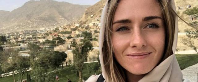 La giornalista neozelandese Charlotte Bellis non ha avuto altra scelta che rivolgersi ai Talebani per chiedere aiuto durante la gravidanza