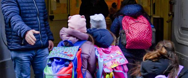 Episodio inquietante in una scuola media di Sulmona dove un bidello è stato accoltellato da un bambino di 11 anni in palestra