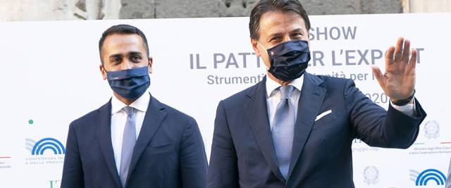 Il Pd trema, assistendo alla dissoluzione del M5S, sceglie di non scaricare Di Maio e di ammonire Conte, mentre intanto guarda al centro...