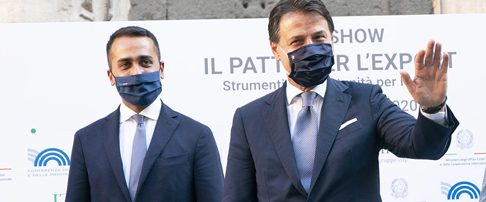 Il Pd trema, assistendo alla dissoluzione del M5S, sceglie di non scaricare Di Maio e di ammonire Conte, mentre intanto guarda al centro...