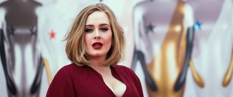 La cantante Adele presa di mira dai trans e dai movimenti gender per la sua frase sulle donne, non in linea con il politicamente corretto