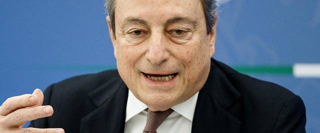 Il presidente del Consiglio Mario Draghi dichiara un reddito di mezzo milione di euro nel 2020, ma in calo rispetto allo scorso anno...