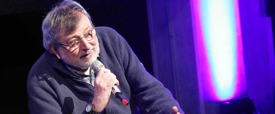 Francesco Guccini, storica voce del cantautorato di sinistra, alla Stampa traccia il bilancio della sua vita e loda la riforma Gentile sulla scuola