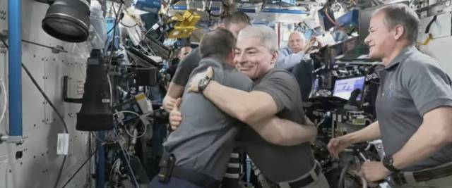 Un americano e due astronaut russi sono in viaggio insieme dalla Stazione Spaziale Internazionale (Iss) su una capsula Soyuz russa