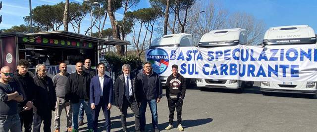 L'Associazione di partite Iva "Partitalia" ha manifestato a Roma davanti alla sede di Esso Italia per protestare contro il caro carburanti