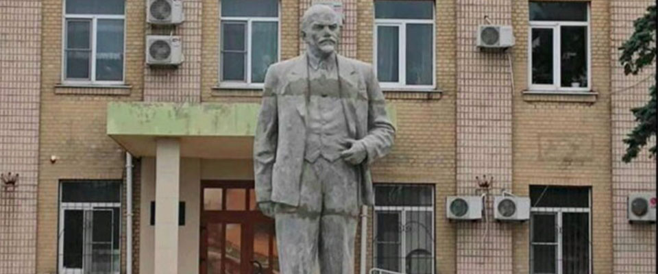 La statua dell'ex leader sovietico Lenin, è rispuntata a sopresa a Henichesk, città occupata dai militari russi nella regione di Kherson