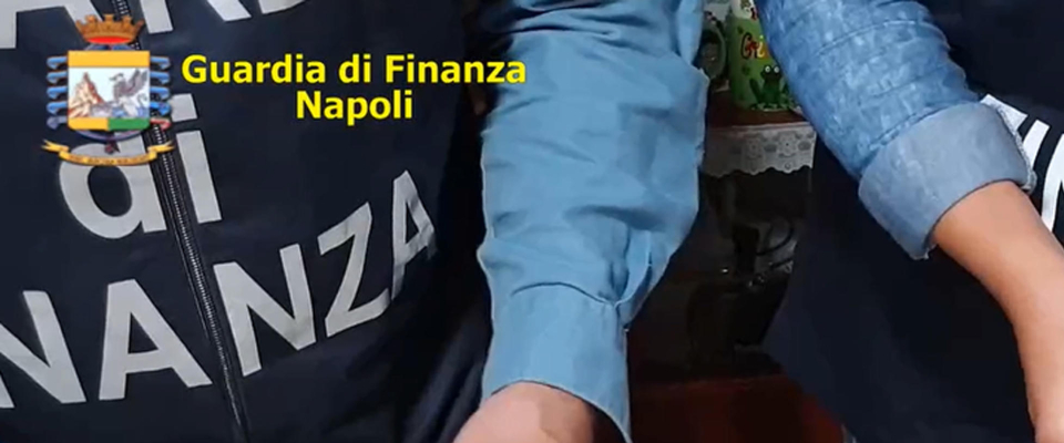 Napoli, 22enne trovato in possesso di una sciabola da pirata affilata lunga 50 centimetri