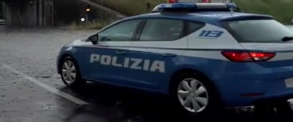 Gli agenti delle Volanti hanno salvato due donne, una delle quali di oltre 80 anni, rimaste intrappolate nella loro auto C4 Picasso in un sottopasso invaso dall’acqua in via Caduti del Lavoro nella periferia di Ancona, colpita da una bomba d’acqua, 14 giugno 2018. I poliziotti sono riusciti a raggiungere la vettura già coperta dall’acqua, a rompere i finestrini e a tirare via le due donne. Nel sottopasso l’acqua ha raggiunto un’altezza di due metri. ANSA/ POLIZIA DI STATO +++ ANSA PROVIDES ACCESS TO THIS HANDOUT PHOTO TO BE USED SOLELY TO ILLUSTRATE NEWS REPORTING OR COMMENTARY ON THE FACTS OR EVENTS DEPICTED IN THIS IMAGE; NO ARCHIVING; NO LICENSING +++ Gli agenti delle Volanti hanno salvato due donne, una delle quali di oltre 80 anni, rimaste intrappolate nella loro auto C4 Picasso in un sottopasso invaso dall’acqua in via Caduti del Lavoro nella periferia di Ancona, colpita da una bomba d’acqua, 14 giugno 2018. I poliziotti sono riusciti a raggiungere la vettura già coperta dall’acqua, a rompere i finestrini e a tirare via le due donne. Nel sottopasso l’acqua ha raggiunto un’altezza di due metri. ANSA/ POLIZIA DI STATO +++ ANSA PROVIDES ACCESS TO THIS HANDOUT PHOTO TO BE USED SOLELY TO ILLUSTRATE NEWS REPORTING OR COMMENTARY ON THE FACTS OR EVENTS DEPICTED IN THIS IMAGE; NO ARCHIVING; NO LICENSING +++
