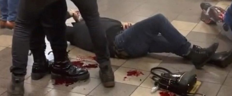 Terrore a New York, spari nella metro di Brooklyn: 13 persone ferite, uomo in fuga (video)