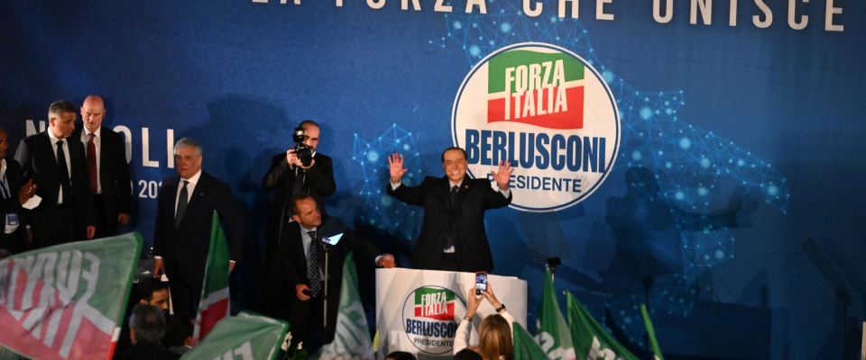 Berlusconi corregge 