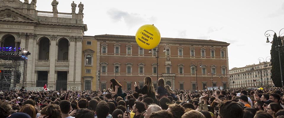 Al concerto del Primo Maggio di Roma, Greenpeace Italia si è resa protagonista di una protesta creativa per denunciare l’ennesimo episodio di greenwashing di ENI, tra gli sponsor principali della manifestazione. In Piazza San Giovanni, un gruppo di attivisti e attiviste dell’associazione ambientalista ha gonfiato e portato tra il pubblico una ventina di palloni giganti in lattice biodegradabile con l’immagine del Cane a sei zampe, il logo di ENI, che sputa fuoco sul Pianeta e il messaggio “ENI inquina anche la musica!”. ANSA/US GREENPEACE +++ NO SALES, EDITORIAL USE ONLY +++