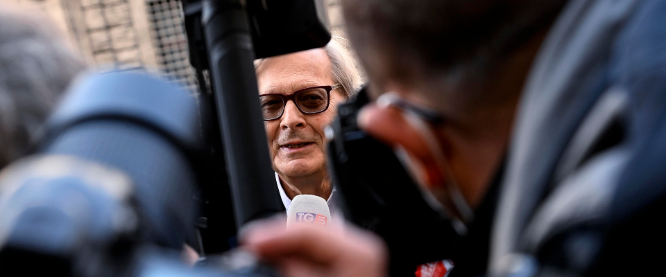 Tapiro d’oro a Sgarbi per la rissa con Mughini: «Ho pensato di dargli un pugno ma poi…»