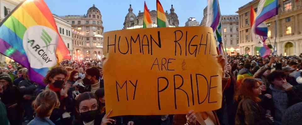 Giornata contro l’omofobia, Meloni: «In alcuni Paesi l’omosessualità è punita con la morte. Basta persecuzioni»