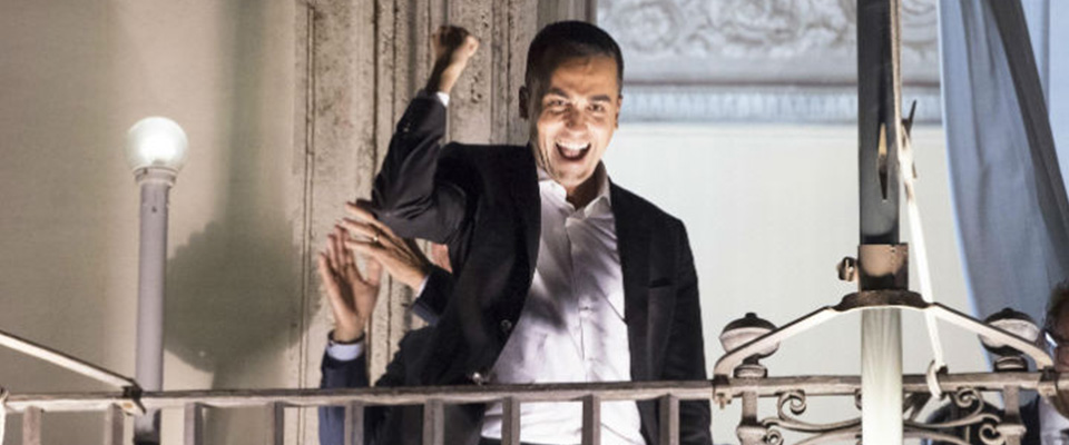 Cade a pezzi il balcone di Palazzo Chigi dove Di Maio annunciò di aver abolito la povertà (video)