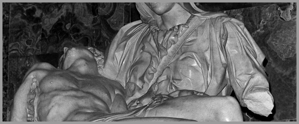 50 anni fa Laszlo Toth, un folle, danneggiò la Pietà di Michelangelo a San Pietro con 15 martellate (video)
