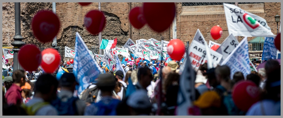 Il popolo pro life sfila a Roma : “Scegliamo la vita” contro aborto, eutanasia e inverno demografico
