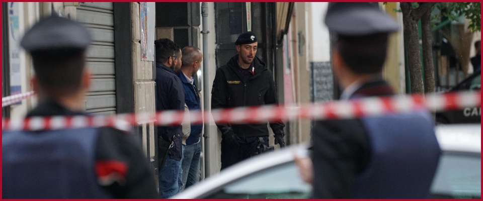Notte di sangue a Napoli, ruba la pistola a un vigilante e spara contro ragazzi al bar: 4 feriti, 2 gravi