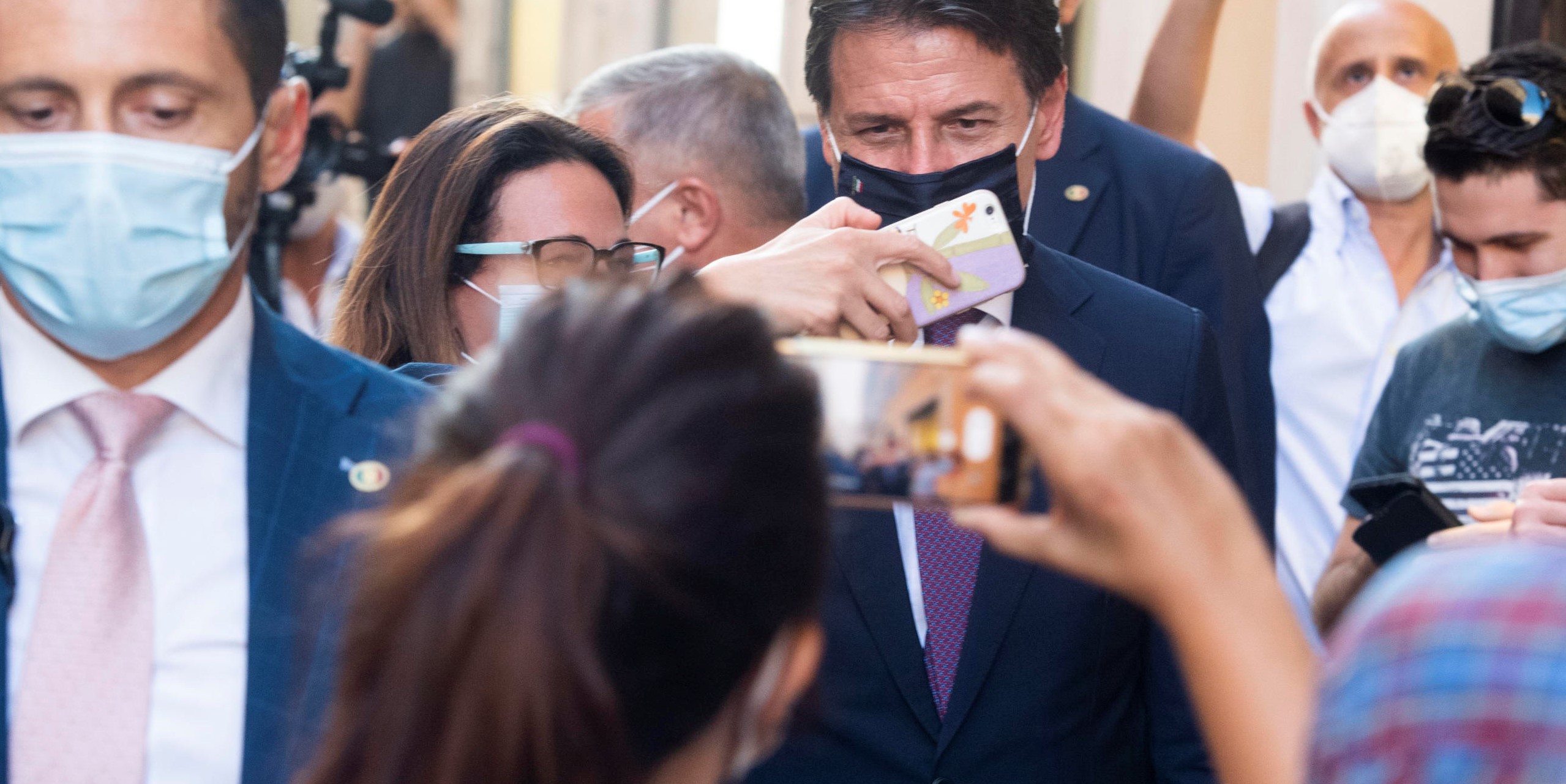 Il presidente del Consiglio, Giuseppe Conte, rientra a Palazzo Chigi tra selfie e applausi al termine della presentazione del Rapporto Welfare Index PMI a Roma, 22 settembre 2020. ANSA/CLAUDIO PERI
