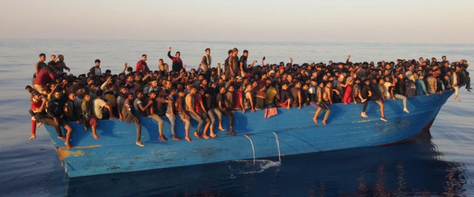 Migranti, a Lampedusa raffica di sbarchi. E a Roccella Jonica altri arrivi: viaggiavano in barca a vela