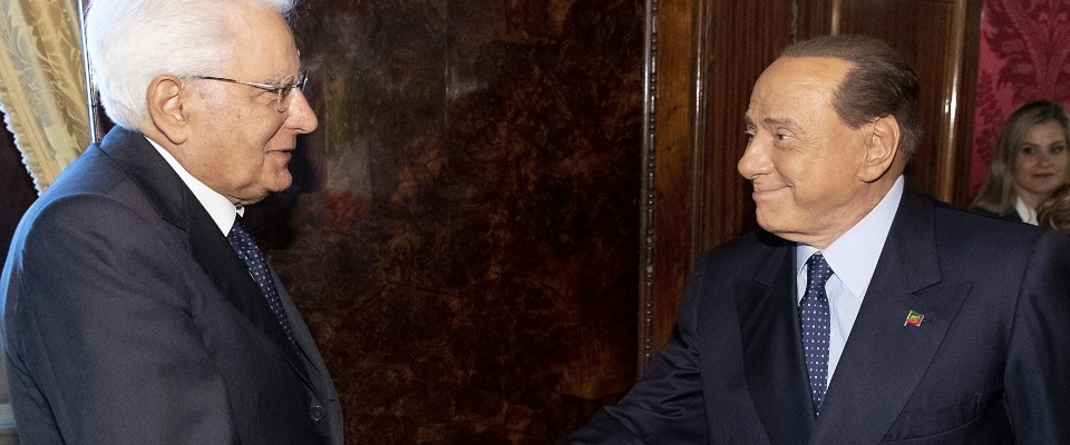 Berlusconi: «Se passa il presidenzialismo Mattarella dovrebbe dimettersi». E scoppia il caos