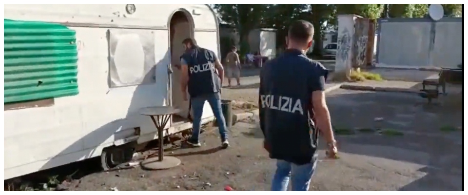 Blitz nel campo nomadi fuorilegge a Roma: 350 identificati, trovate refurtiva e auto rubate
