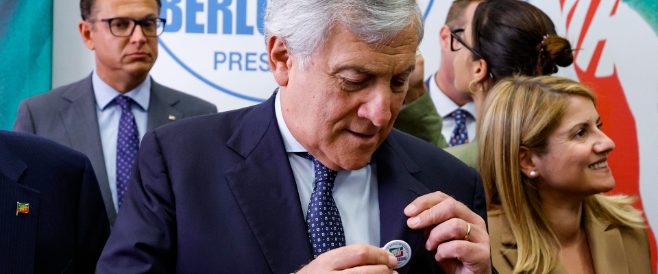 Tajani: «Nessuno comprerebbe un’auto usata da Calenda. È litigioso, insulta tutti»