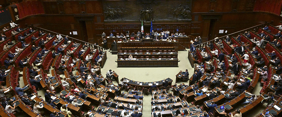 Panoramica dellÕAula nel corso dellÕesame del ddl di rendiconto generale dello Stato 2022 a Montecitorio, Roma, 2 agosto 2022. ANSA/MAURIZIO BRAMBATTI Panoramica dellÕAula nel corso dellÕesame del ddl di rendiconto generale dello Stato 2022 a Montecitorio, Roma, 2 agosto 2022. ANSA/MAURIZIO BRAMBATTI