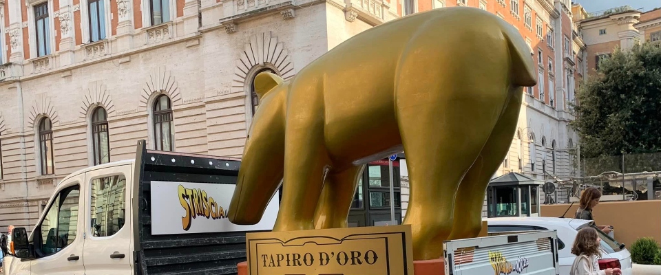 Striscia la notizia consegna un tapiro d'oro esagerato per la