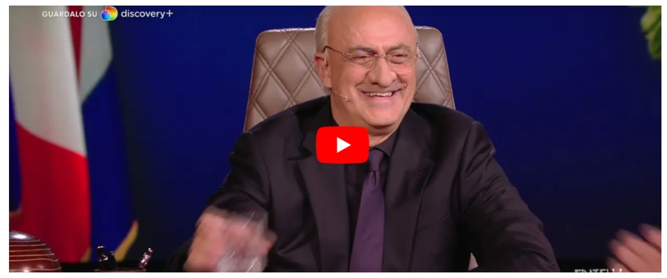 Crozza oltre i limiti: Fontana è un “troglodita” e La Russa ha due cani “Boia” e “Chi molla”
