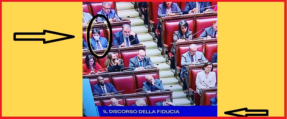 L’ex ministro Speranza è l’unico a indossare la mascherina tra tutti i parlamentari , senza alcuna “solidarietà” nemmeno a sinistra