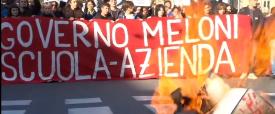 Meloni, scuola, fuoco bandiere