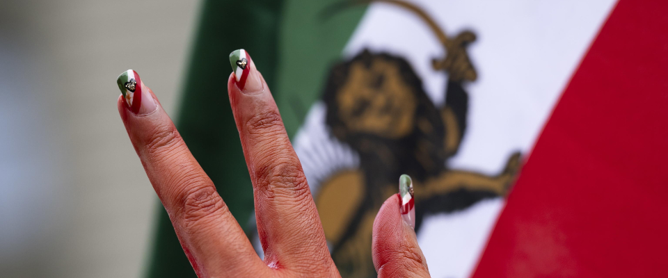 Proteste in Iran: le donne colpite al viso, al petto e ai genitali dalle “forze di sicurezza”