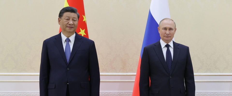 La Cina contro gli Usa: «Hanno innescato la guerra in Ucraina». E smentisce l’appoggio a Putin
