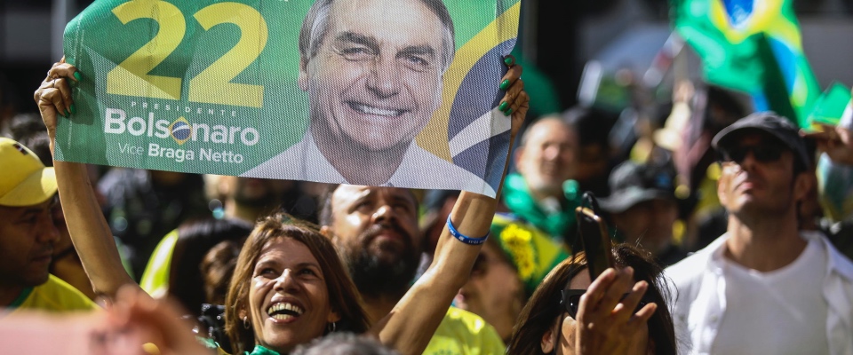 Bagno di folla per Bolsonaro al ritorno in Brasile: in centinaia cantano l’inno in aeroporto