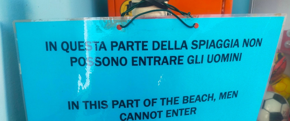 A Trieste riapre il “Pedocin”, la spiaggia (unica in Europa) che divide uomini e donne con un muro