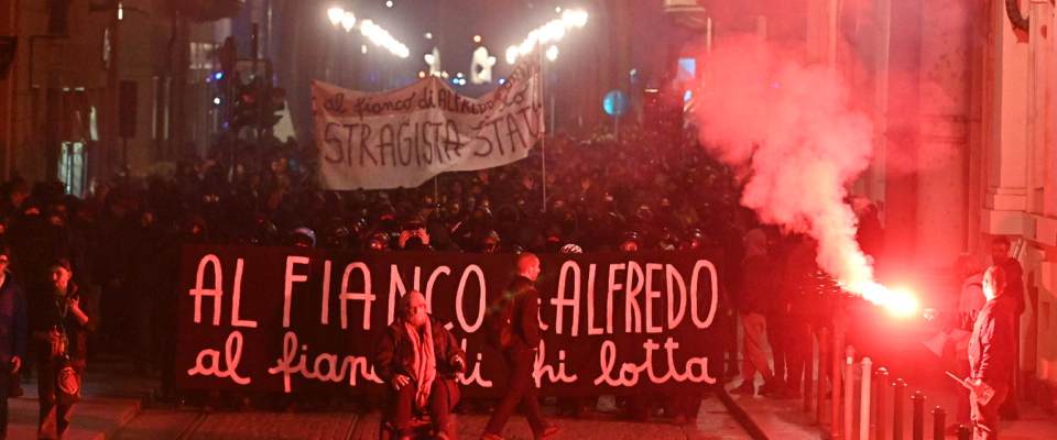 Anarchici, nuovo attentato incendiario in nome di Cospito: a Lucca ordigni sotto due tralicci