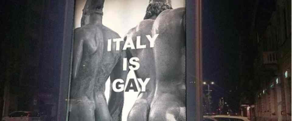 L’ultimo svarione Lgbt, lo street artist Andrea Villa arruola il lato B dei Bronzi di Riace: “Italy is gay”