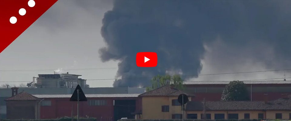 Incubo Seveso: incendio in una fabbrica di vernici vicino Novara. Colonna di fumo, tutti in casa (video)