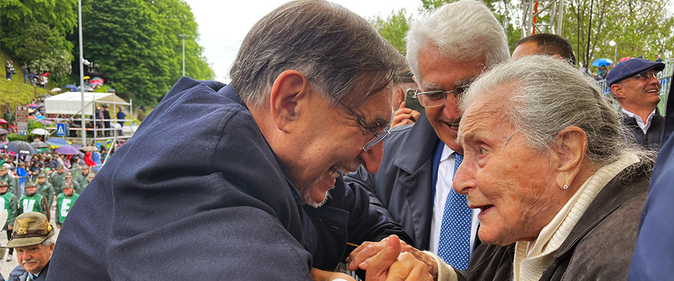 Saranno segati 11 alberi secolari per onorare i partigiani: Giovanni Storti e Fabio Volo guidano la rivolta