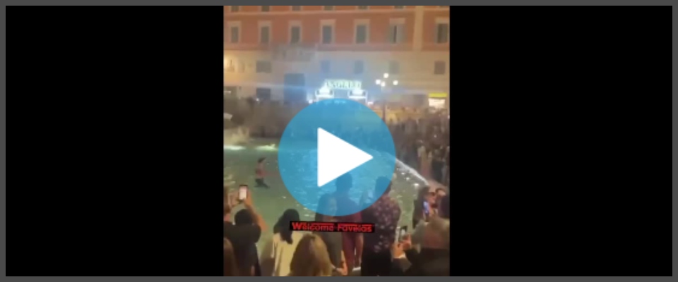 Fontana di Trevi, una donna fa il bagno e poi aggredisce gli agenti. Vigilessa scaraventata a terra (video)