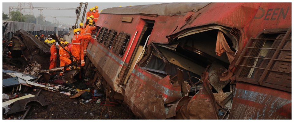 Scontro tra tre treni in India, un’ecatombe: oltre 280 morti e 900 feriti. La tragedia nello stato di Odisha