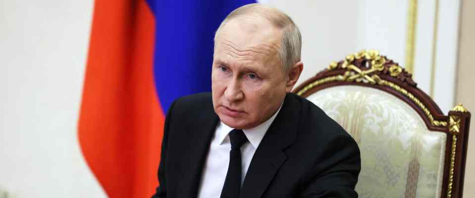 Xi Jinping accoglie “il vecchio amico” Putin, lui esibisce al mondo la valigetta “atomica” (video)