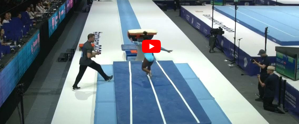Il salto da leggenda di Simone Biles che spazza via i “demoni” che la bloccarono ai Giochi di Tokyo (video)