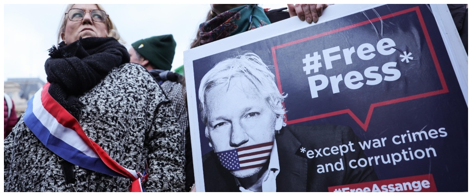Bbc, il verdetto sull’estradizione di Assange non arriverà prima della metà di marzo. L’intervista alla moglie