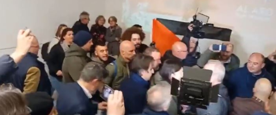 Schlein contestata a Cagliari da attivisti pro Palestina: imbarazzo e spintoni (video) Schlein contestata a Cagliari da attivisti pro Palestina: imbarazzo e spintoni (video)