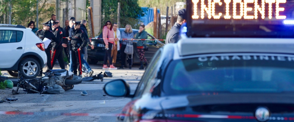 Fugge dalla polizia e muore schiantandosi con lo scooter contro un’auto. Grave il figlio di 12 anni
